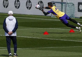 Carlo Ancelotti atento al entrenamiento de Thibaut Courtois en la Ciudad Deportiva de Valdebebas