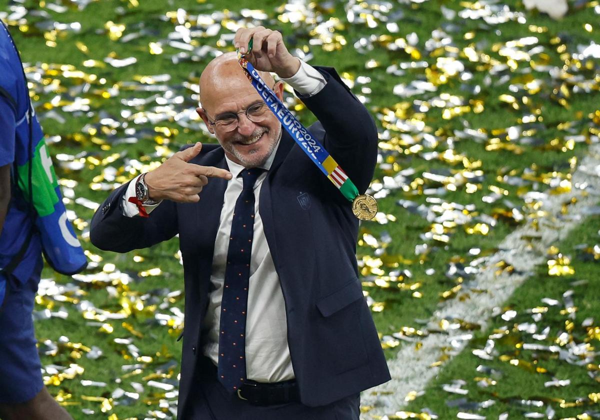 Luis de la Fuente, con la medalla que acredita a los campeones de la Eurocopa.