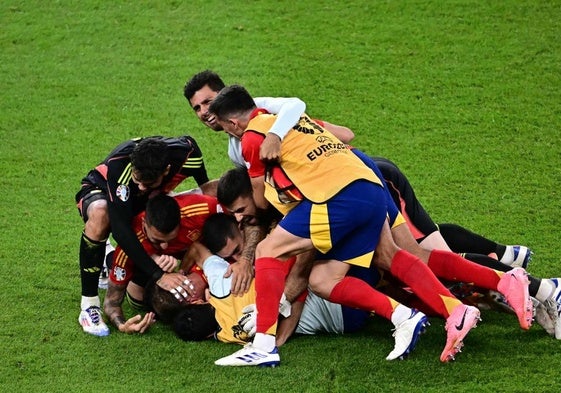 Los jugadores de la selección española celebran el título.