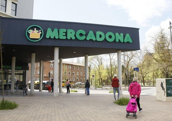 La entrada a un Mercadona en Vitoria.