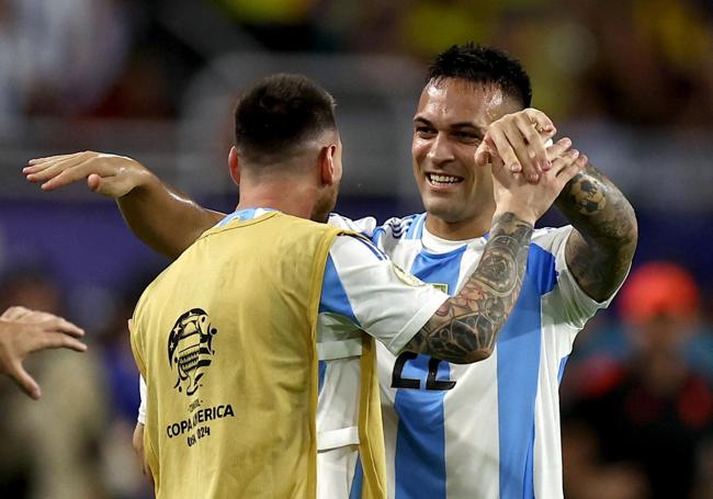 Lautaro celebra el triunfo con Messi.