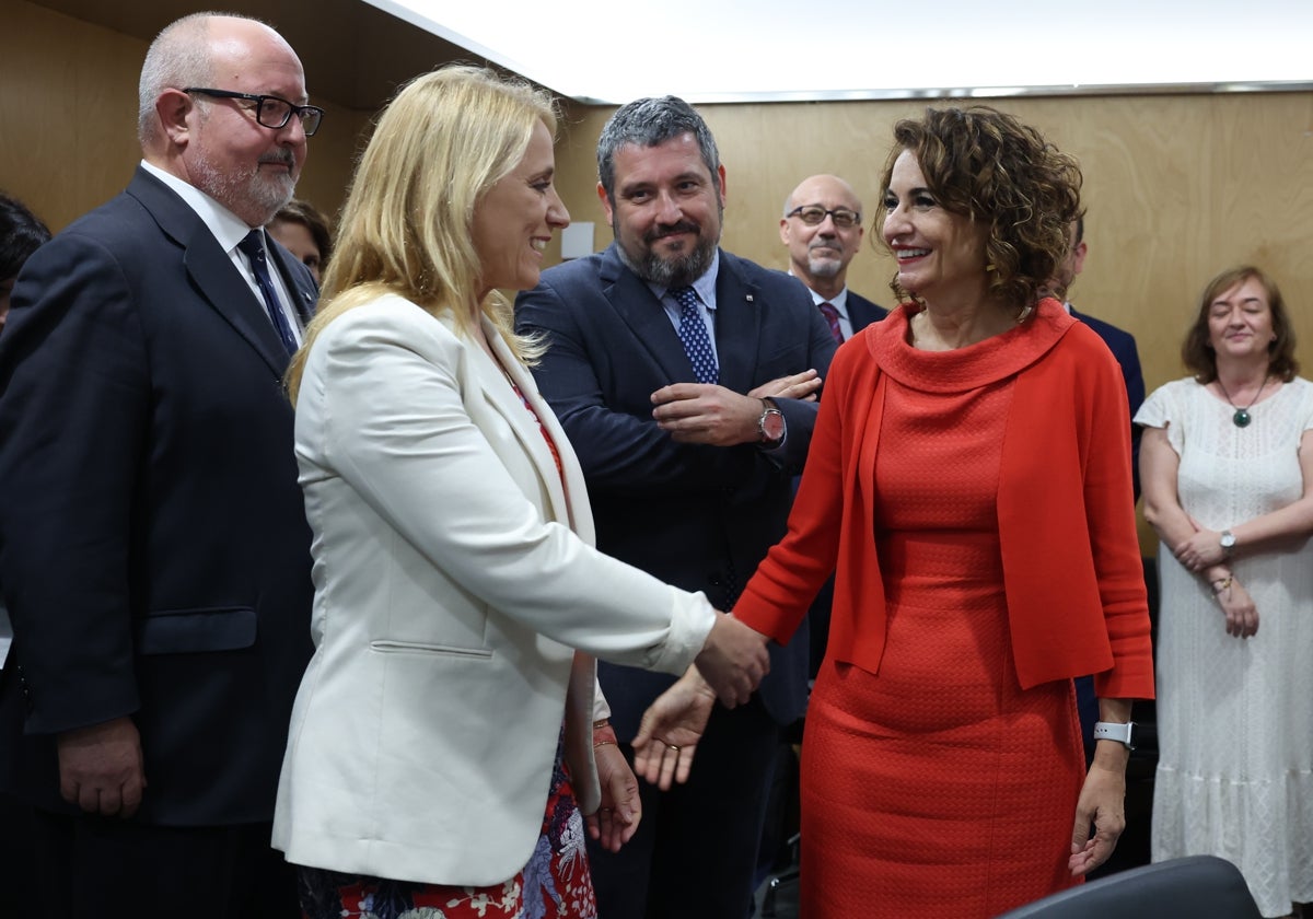 La vicepresidenta y ministra de Hacienda, María Jesús Montero, saluda a la consejera catalana Natalia mas a su llegada al Consejo de Política Fiscal y Financiera