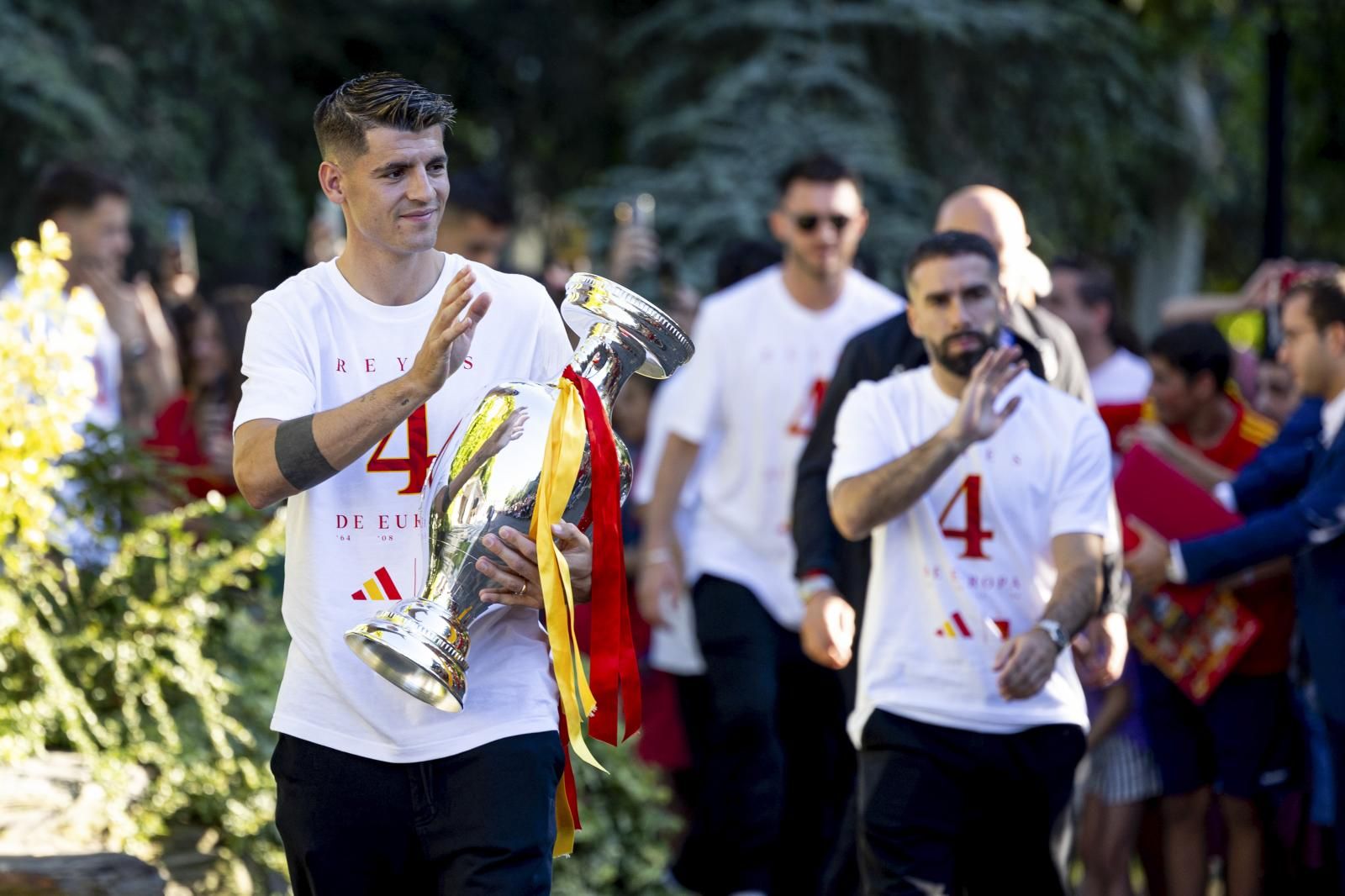 El capitán, Morata, con la copa a su llegada a Moncloa.