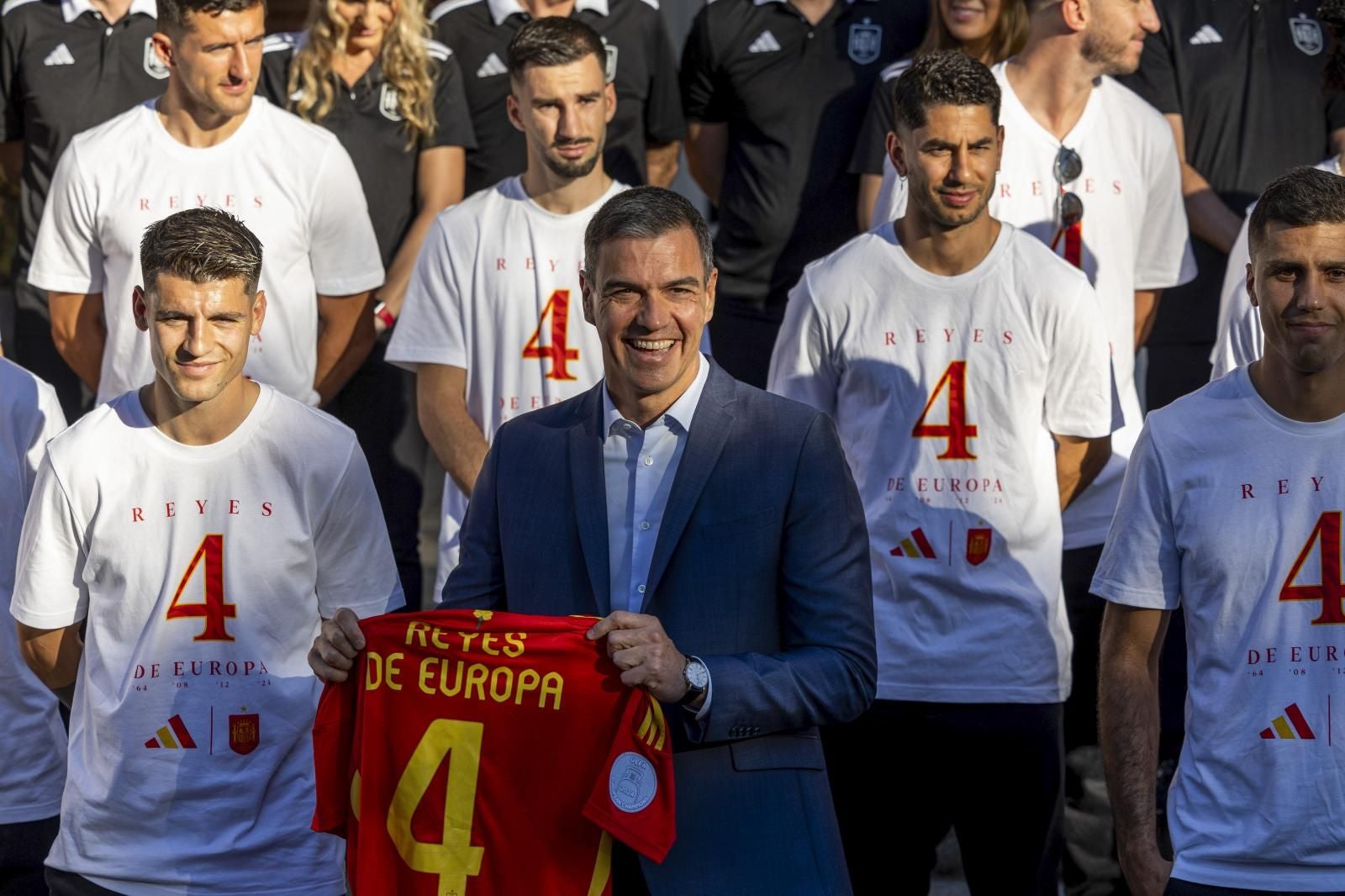 Morata entrega a Sánchez una camiseta de España con el número cuatro y el nombre de Reyes de Europa