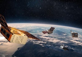 Ilustración de los cuatro nanosatélites que lanzará Sateliot orbitando la Tierra.