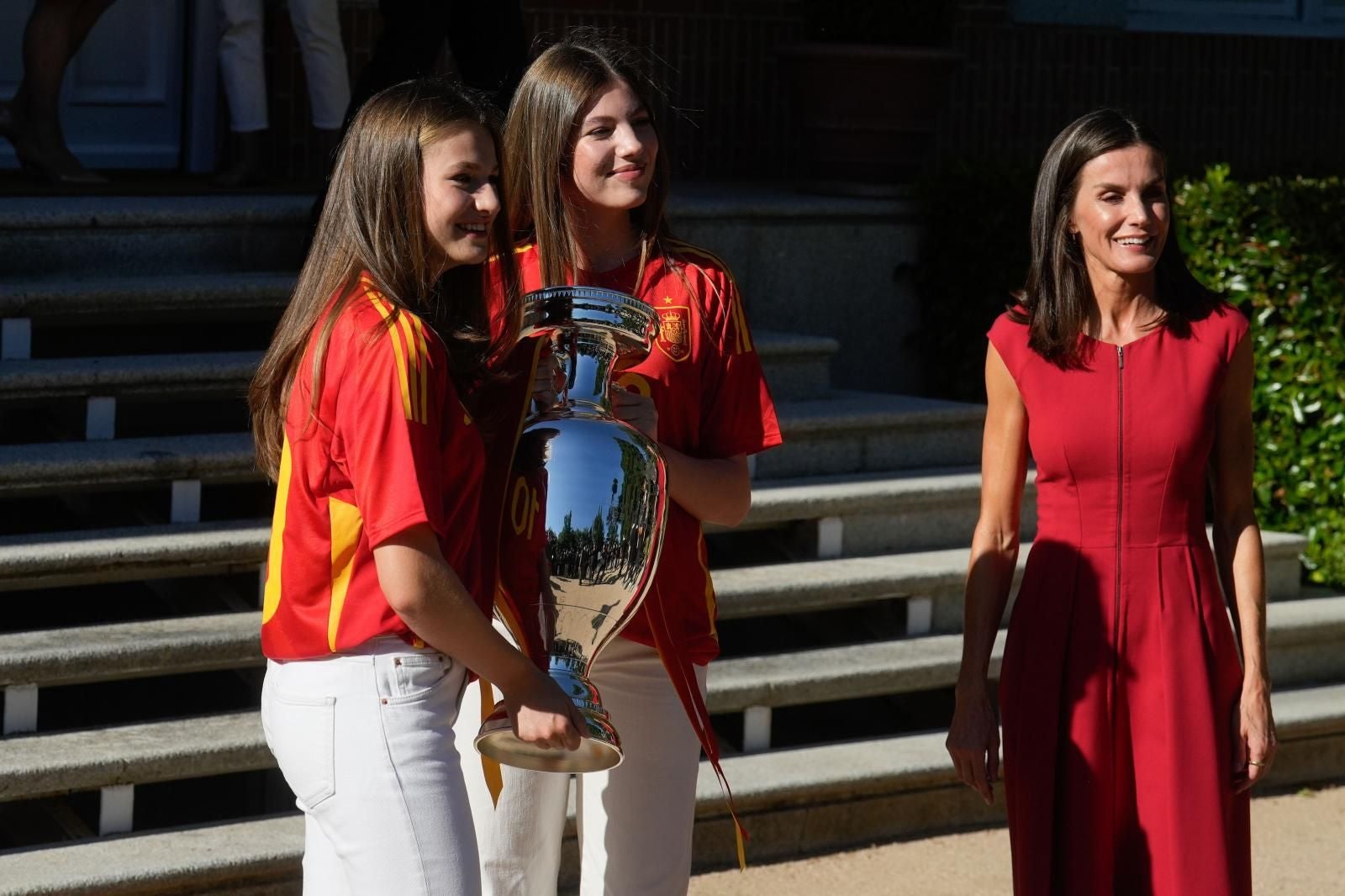 La reina Letizia, la infanta Sofía y la princesa Leonor posan con la copa.