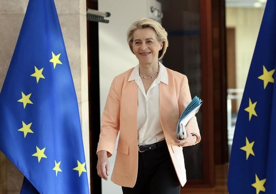 Von der Leyen llega a una reunión de la Comisión Europea celebrada en junio.