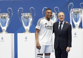 El presidente del Real Madrid, Florentino Pérez (i) durante la presentación del francés Kylian Mbappé (d)