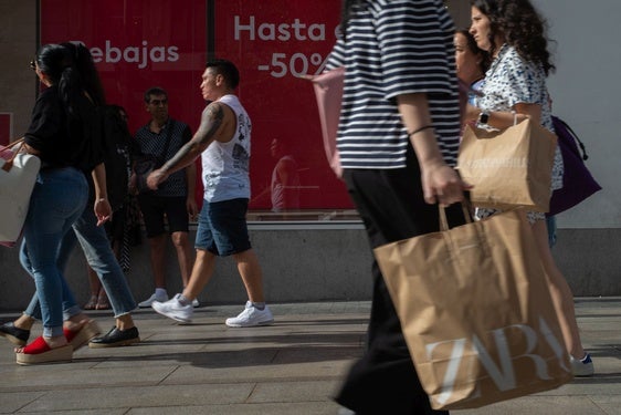 Varios ciudadanos de compras por las calles de Madrid.