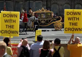 Un grupo de manifestantes antimonárquicos protesta a la llegada de Carlos III al palacio de Westminster.