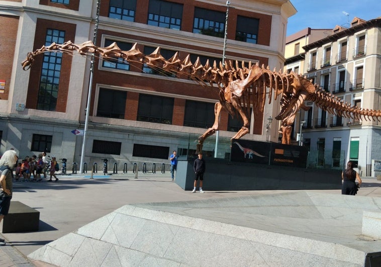 Réplica del Patagotitan Mayorum, en el acceso a CaixaForum Madrid, el mayor de todos los dinosaurios.