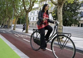 Una vecina de San Sebastián acude al trabajo por uno de los carriles bici seguros que brinda la ciudad.