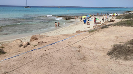 Fallece una bebé de dos meses por un desprendimiento de rocas en Formentera