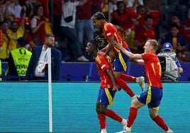 Nico Williams, Lamine Yamal y Dani Olmo celebran un gol con España.