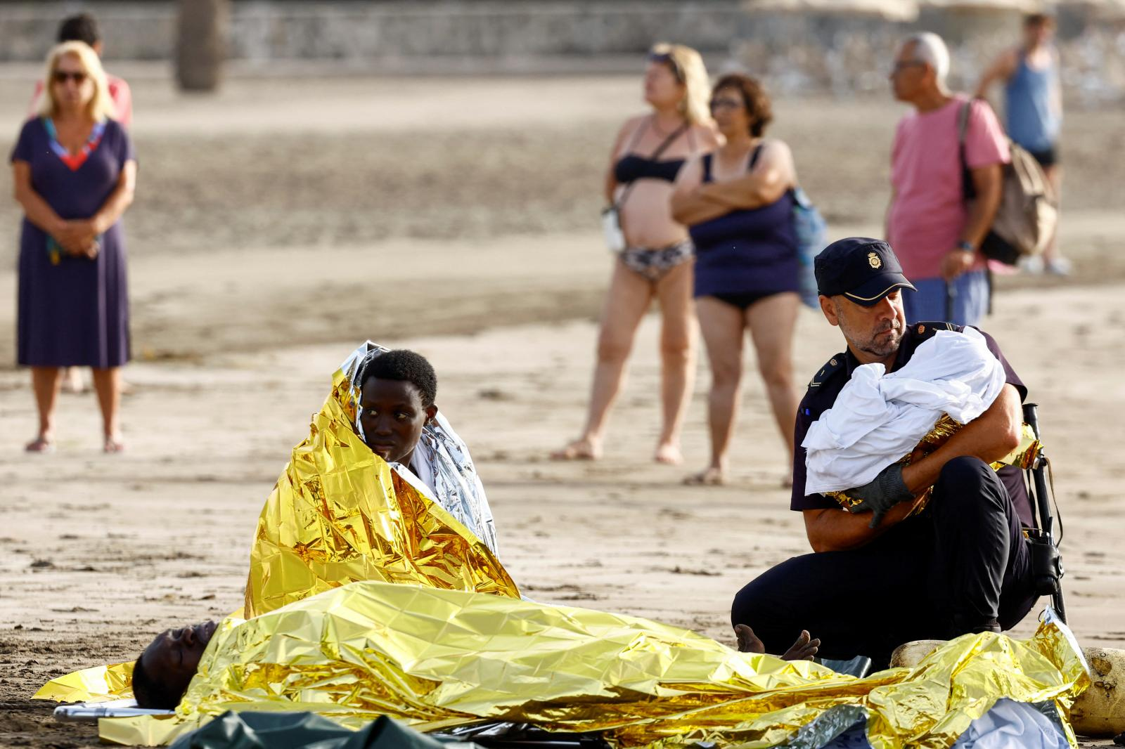 Imagen secundaria 1 - Uno de los cayucos rescatados este viernes, 19 de julio, cerca de la costa de Gran Canaria