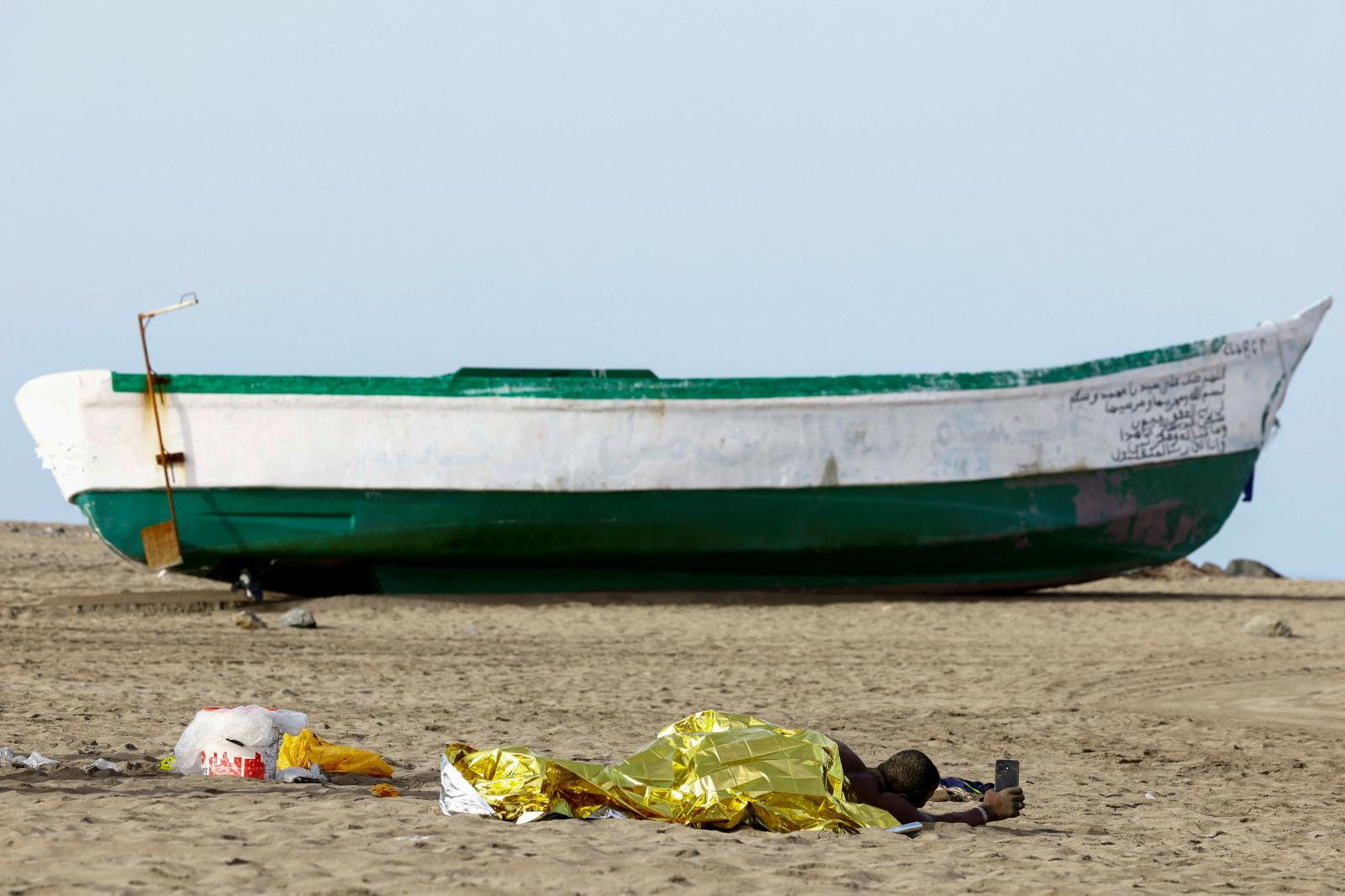 Imagen secundaria 2 - Uno de los cayucos rescatados este viernes, 19 de julio, cerca de la costa de Gran Canaria