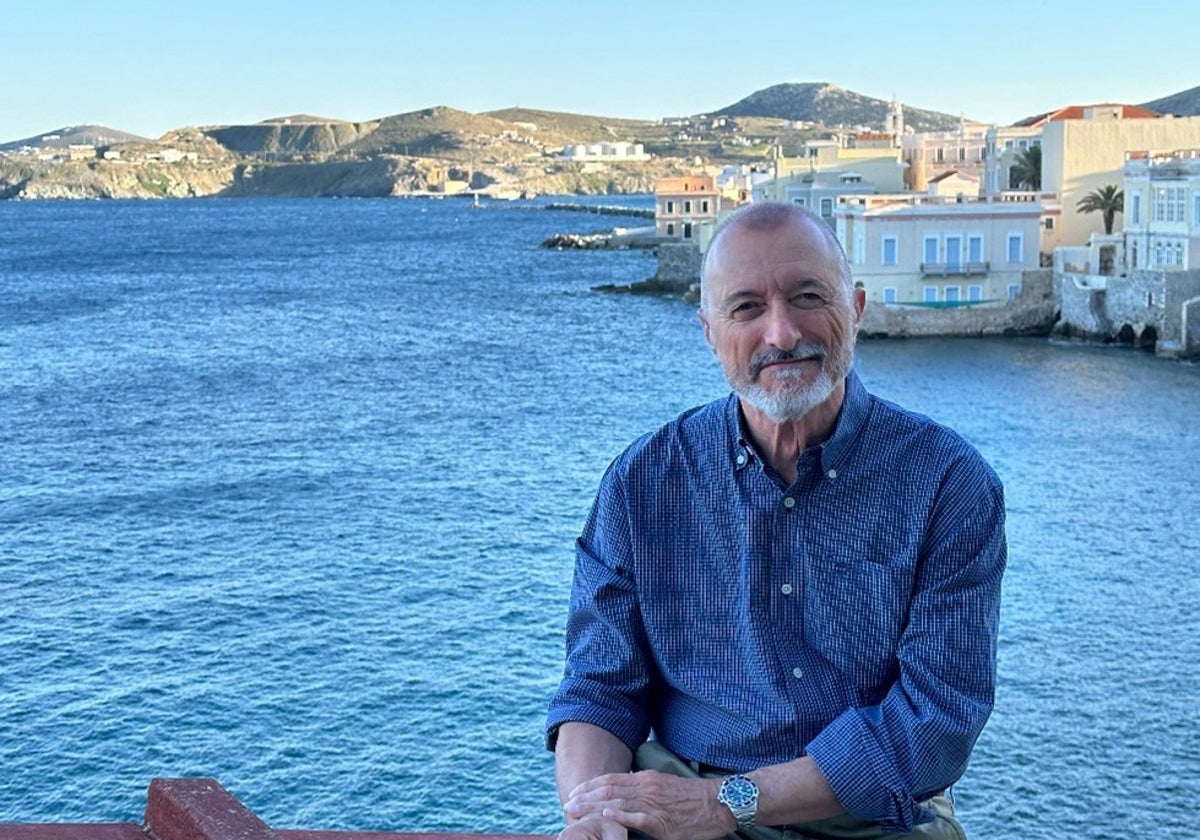 Arturo Pérez-Reverte en la isla de Syros, Grecia.