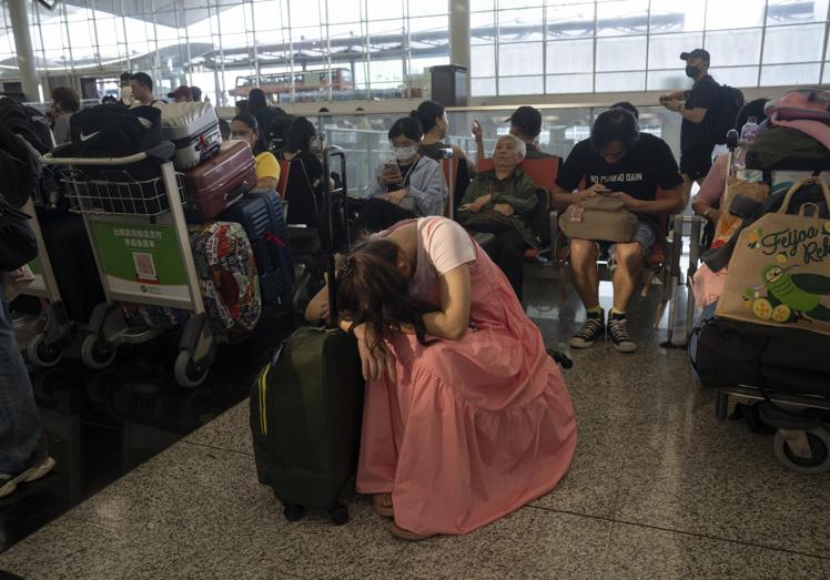 Pasajeros a la espera de una solución en el aeropuerto de Hong Kong.