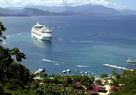 Un crucero se dirige a la costa de Labadee en Haití.