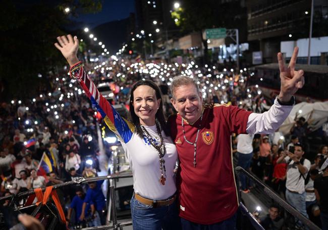 María Corina Machado y Edmundo González saludan en un acto electoral en la capital venezolana.