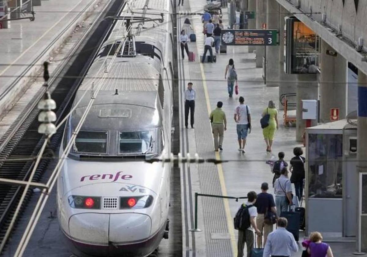 Un AVE de Renfe en una parada en una estación.