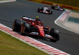 EL Ferrari de Carlos Sainz, durante los entrenamientos libres del GP de Hungría.