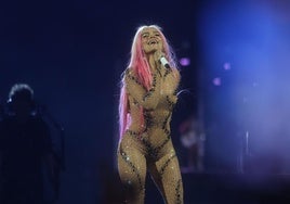 La cantante Karol G durante la actuación en su primer concierto en el estadio madrileño Santiago Bernabéu, este sábado.