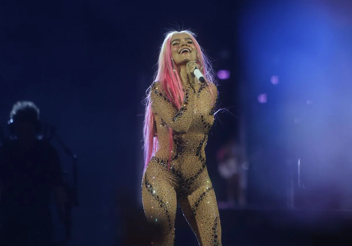 La cantante Karol G durante la actuación en su primer concierto en el estadio madrileño Santiago Bernabéu, este sábado.