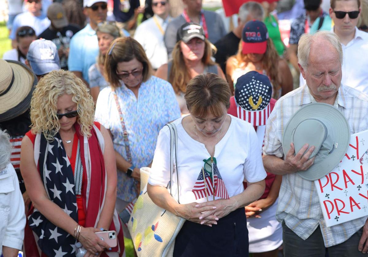 Un grupo de creyentes reza durante una vigilia por Donald Trump en Milwaukee.