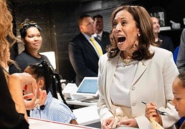 Kamala Harris visita una heladería en Washington durante la campaña electoral.