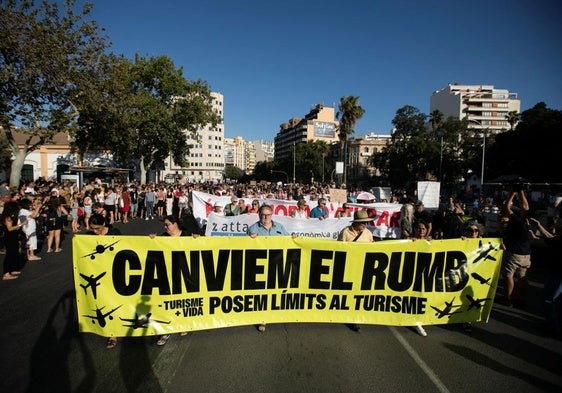 Cabecera de la manifestación contra la masificación turística celebrada este domingo en Palma de Mallorca.