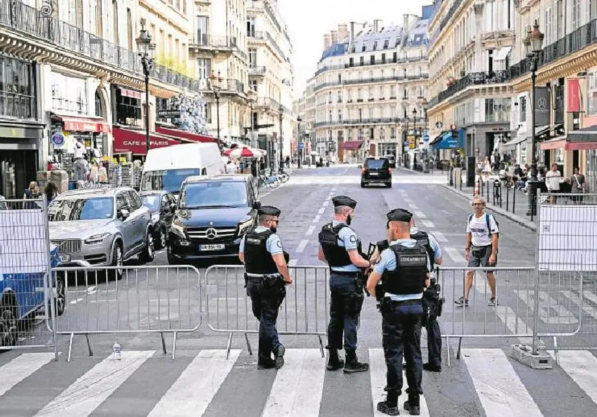 Policías vigilan una calle de París.