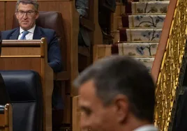 Alberto Núñez Feijóo sonríe esta semana en el Congreso ante el paso hacia su escaño del jefe del Ejecutivo