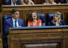 Pedro Sánchez, junto a María Jesús Montero (c) y Yolanda Díaz.