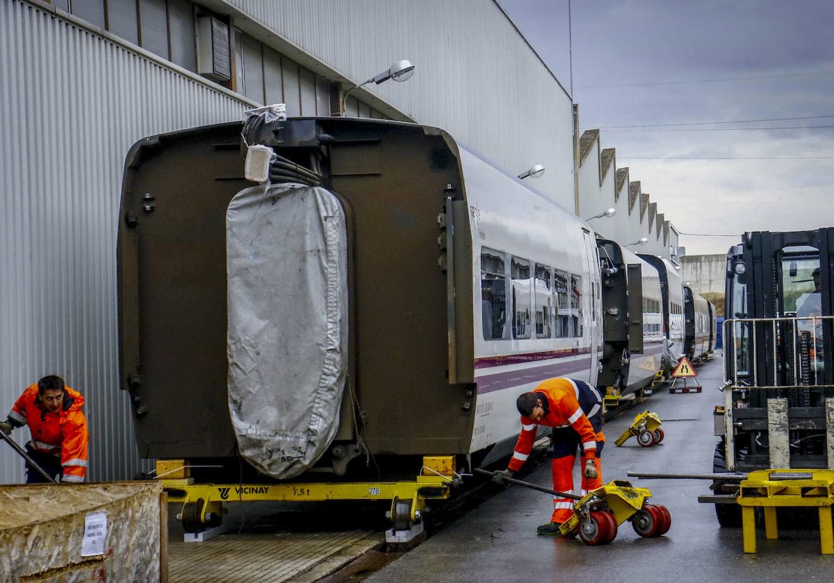 Dos operarios de la planta vasca de Talgo en Rivabellosa (Álava).