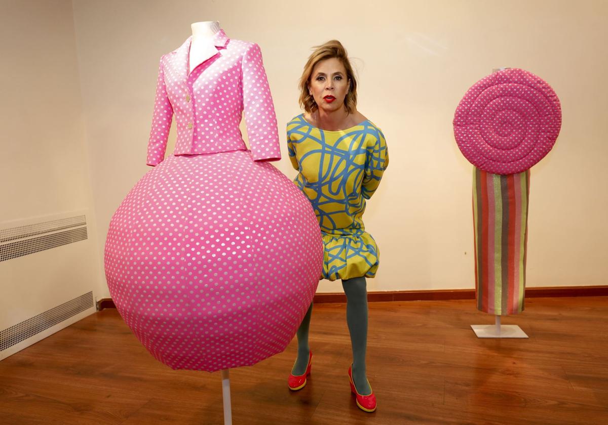 Agatha Ruiz de la Prada, en una exposición con sus diseños.