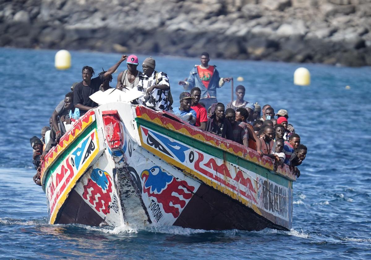 Un cayuco con decenas de migrantes llegando a la isla canaria de El Hierro.