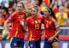 Alexia Putellas, Olga Carmona y Aitana Bonmatí celebrando uno de los goles en el amistoso ante Bélgica.