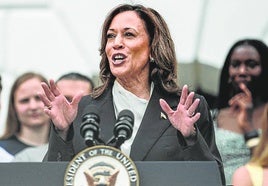 Kamala Harris protagonizó el lunes su primera aparición pública tras la renuncia de Biden que la coloca como favorita a candidata demócrata.