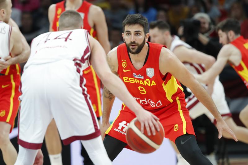 Ricky Rubio defendiendo a un jugador de Letonia en un partido con la selección en febrero.