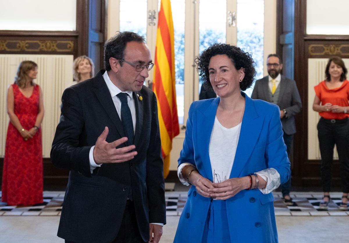 El presidente del Parlament, Josep Rull, recibe a la secretaria general de ERC Marta Rovira, en el Despacho de Audiencias del Parlament, a 18 de julio de 2024