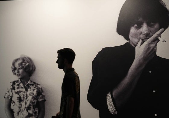 Un espectador visita la exposición dedicada en Barcelona a Agnés Varda.