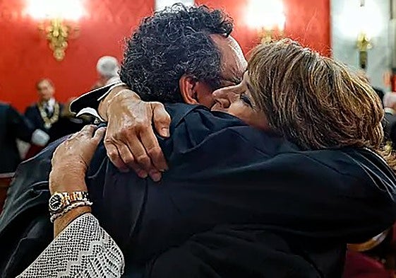 Álvaro García se funde en un abrazo con Dolores Delgado