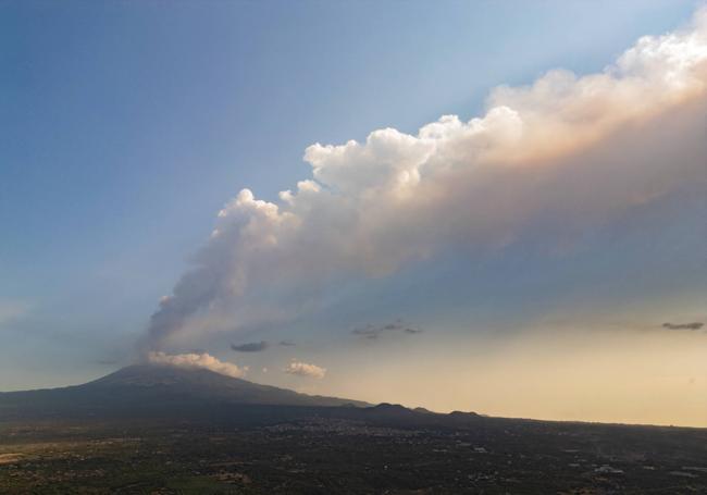 Una enorme columna de humo brota del Etna.