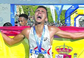 Chakir, emocionado tras proclamarse campeón de España de maratón en Sevilla.