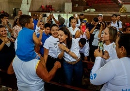 María Corina Machado, una de las opositoras de Maduro, de campaña.