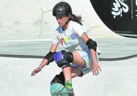 Naia Laso se eleva en una prueba de skate.