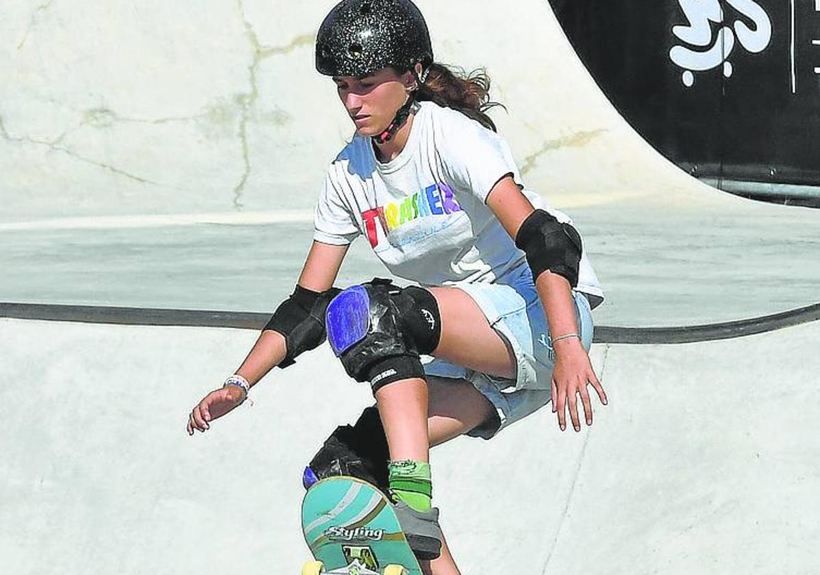 Naia Laso se eleva en una prueba de skate.