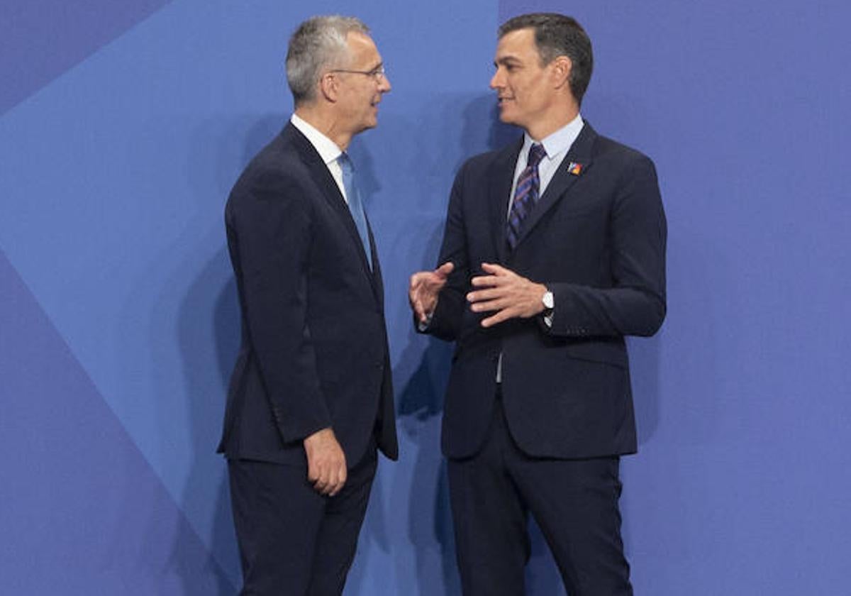 Jens Stoltenberg y Pedro Sánchez charlan durante la cumbre de la OTAN en Madrid en 2022.