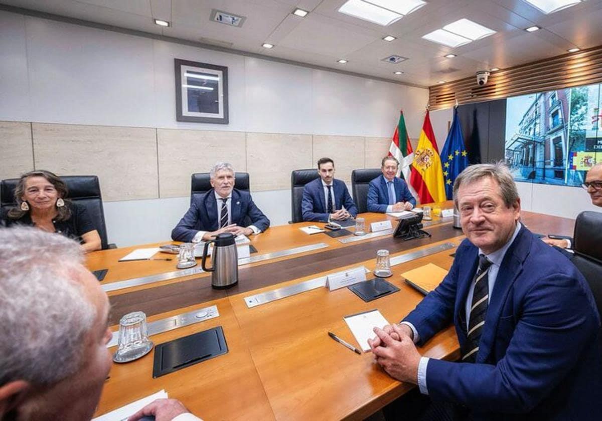 El ministro del Interior, Fernando Grande-Marlaska, y el consejero de Seguridad, Bingen Zupiria, este miércoles en la reunión de la Junta de Seguridad.